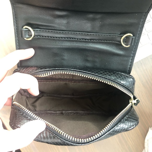 $29SALE💚Mimi Black Vegan Snake Skin Fanny Pack - Picture 8 of 8